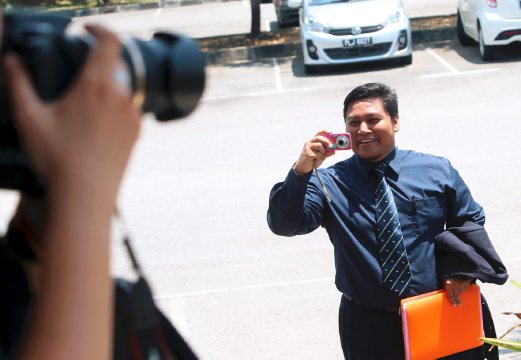A veterinary officer Mohammad Affandi Ismail, 38, told the pressmen here in Bukit Mertajam Magistrate's Court that journalists are "provoking his anger" before he enter for his defence today. Pix by DANIAL SAAD