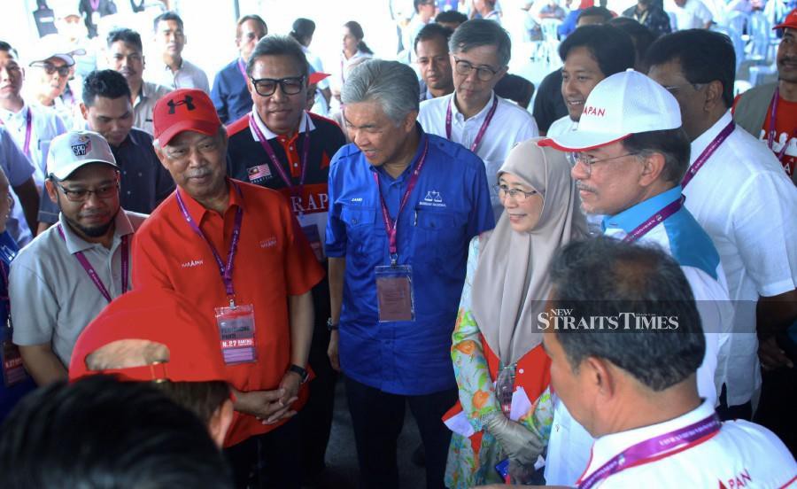Former deputy prime ministers, Tan Sri Muhyiddin Yassin who is now Home Minister, Datuk Seri Dr Ahmad Zahid Hamid, and Datuk Seri Anwar Ibrahim, now PKR president with the current Deputy Prime Minister Datuk Seri Dr Wan Azizah Wan Ismail. NSTP/ADZLAN SIDEK