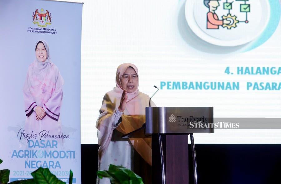 Plantation Industries and Commodities Minister Datuk Zuraida Kamaruddin delivers her speech during the launch of the National Agri-commodity Policy (DAKN) 2021-2030 in Putrajaya.- NSTP/MOHD FADLI HAMZAH