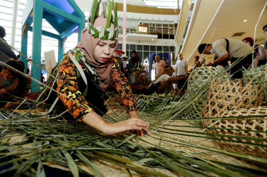 PUTRAJAYA, 9 JULY 2023. An Orang Asli woman demonstrating her basket-weaving skills at the 'Ini Warisan Kita' programme at IOI Putrajaya which is themed 'Melestarikan Perpaduan' (Sustaining Unity). Besides cross-cultural performances, visitors can also learn more about the dance, clothes, crafts and traditional food of the Chetti, Baba Nyonya, Mah Meri, Siamese and Portuguese. NSTP/MOHD FADLI HAMZAH