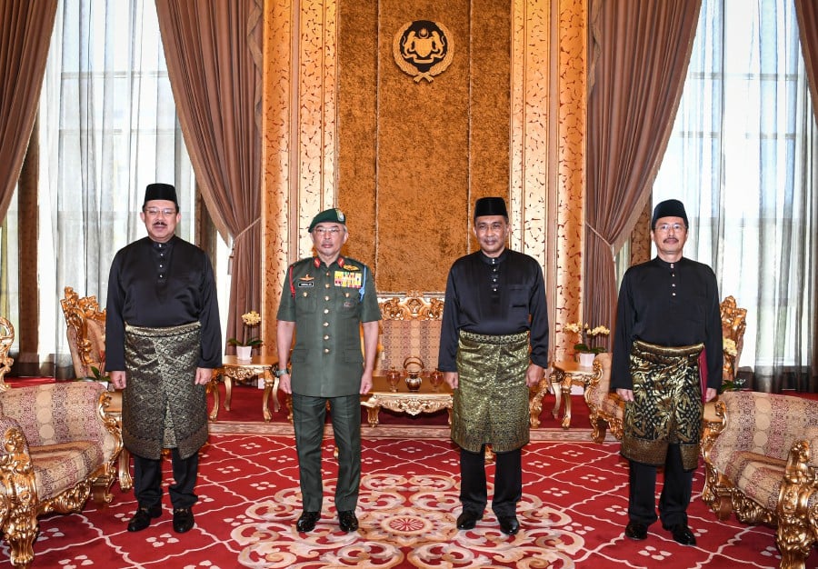 Ti Lian Ker, Azam Baki take oath of office before King | New Straits ...