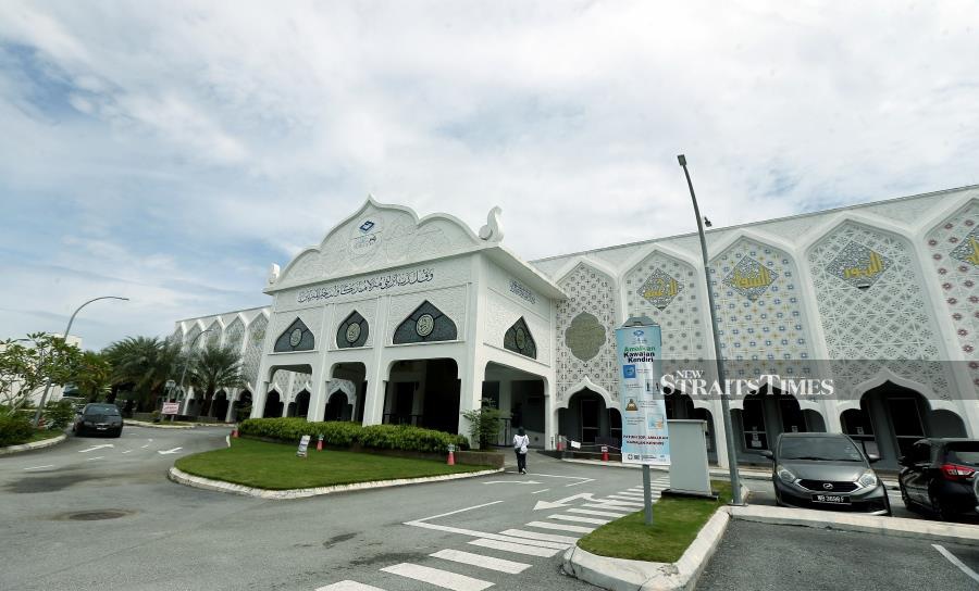 The grand all-white building of Nasyrul Quran doesn’t look like a typical printing plant.