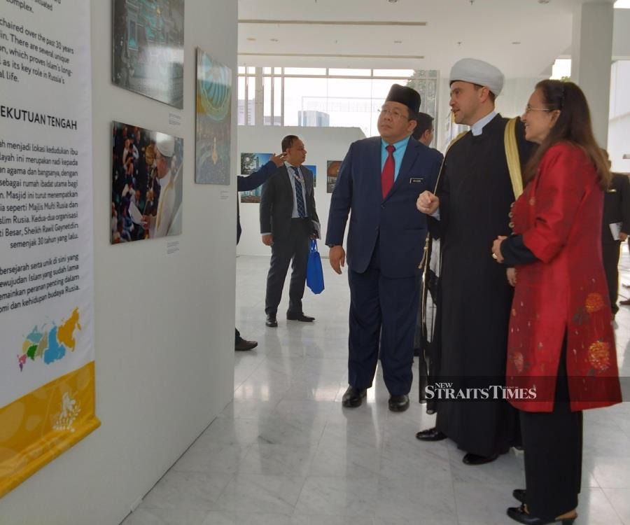 Russian Federation deputy chairman of religious board of Muslims, Rushan Abbyasov (centre) sharing more details with (JAKIM) deputy director of operations Datuk Dr. Sirajuddin Suhaimee (left) and Islamic Art Museum head curator Dr. Heba Nayel Barakat.