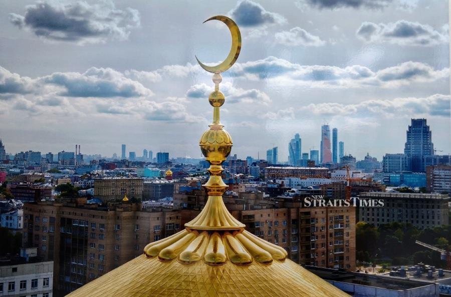 The domes of Moscow Grand Mosque are plated with 12kg of gold leaves.