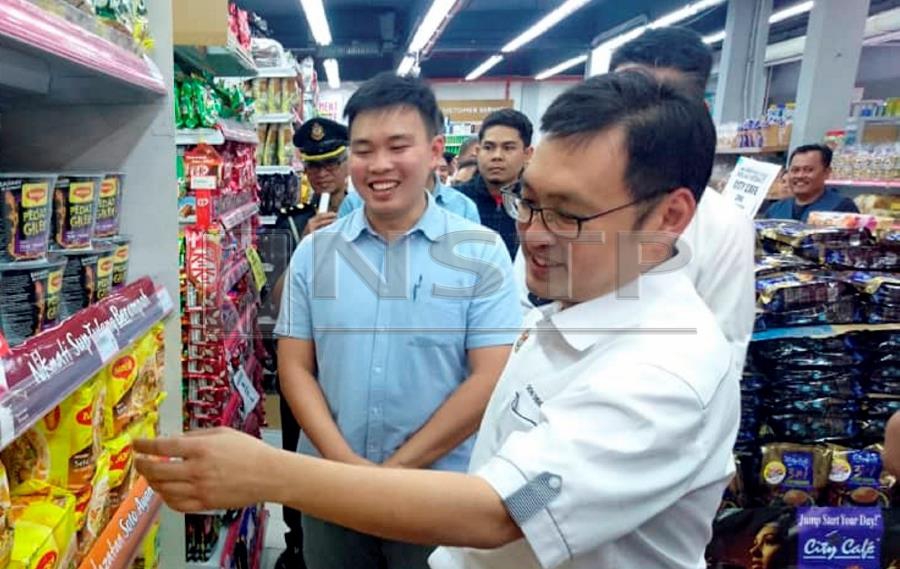 Deputy Domestic Trade and Consumer Affairs Minister Chong Chieng Jen (right) said he would bring up the issue that there was a need to review the scheme so that it was fully utilised to benefit the people. NSTP/KANDAU SIDI