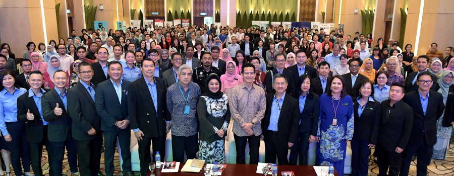  Tourism and Culture Ministry secretary general Datuk Rashidi Hasbullah said of the total, applicants from China contributed the highest number with 11,820 applications, followed by Japan (4,618) and Bangladesh (4,018). fotoBERNAMA 