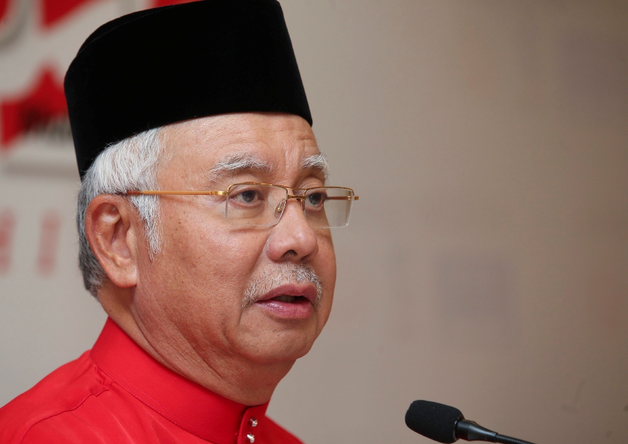 Najib takes a crack at Dr M over plans to stop BR1M 