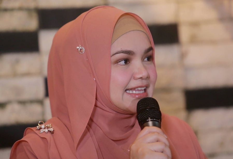  Showbiz Siti  Nurhaliza s heart thumping moment when she 