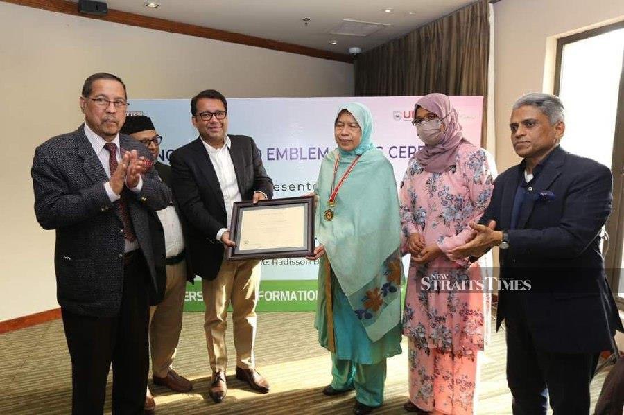 Datuk Zuraida Kamaruddin after the award presentation ceremony from Bangladesh's University of Information Technology and Science (UITS).