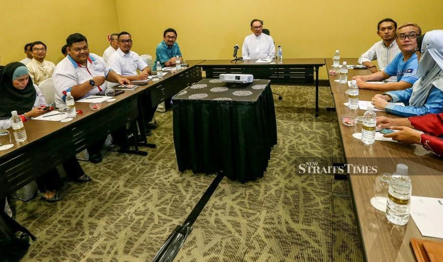Prime Minister Datuk Seri Anwar Ibrahim in a meeting with the PKR State Leadership Councils (MPN) of Penang, Kedah and Perlis at The Light Hotel in Seberang Jaya. -- NSTP/DANIAL SAAD
