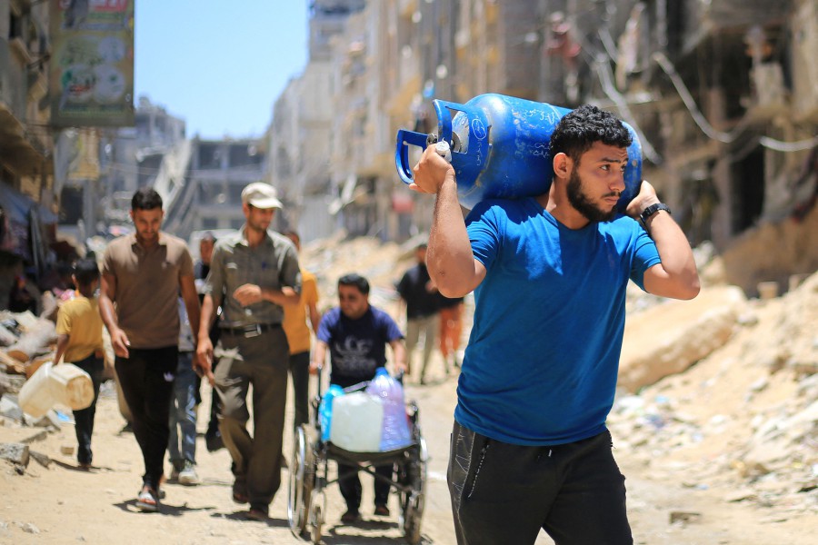 A Palestinian men carries a gas container in Khan Yunis in the southern Gaza Strip on July 3, 2024, amid the ongoing conflict between Israel and Hamas. -- AFP