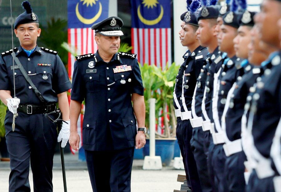 Police officers have to. Полиция Малайзии. Малазийская полиция. Форма полиции Малайзии. Туристическая полиция Малайзии.